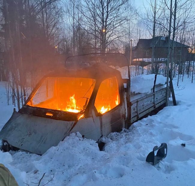 В Сосногорске сгорел грузовичок