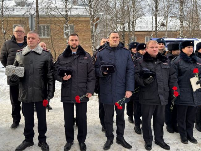 Сотрудники полиции почтили память милиционера погибшего при выполнении служебного долга